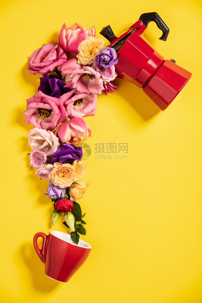 上午咖啡概念机杯和黄色背景的鲜花图片