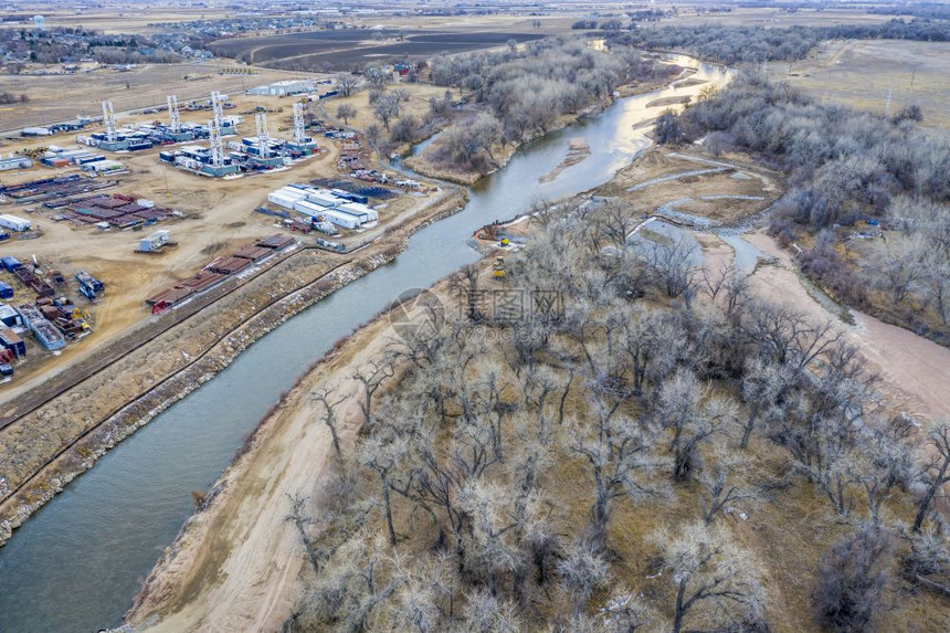 科罗拉多州萨勒附近南普特河沿岸工业和农景观空中察图片