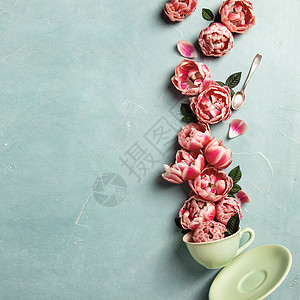 创意布局由咖啡或茶杯和粉红色花制作图片