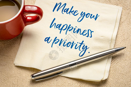 让你的幸福成为重中之手写在餐巾纸上加一杯咖啡图片