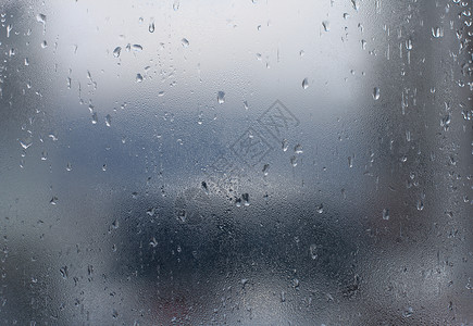 窗玻璃上的雨滴背景摘要图片