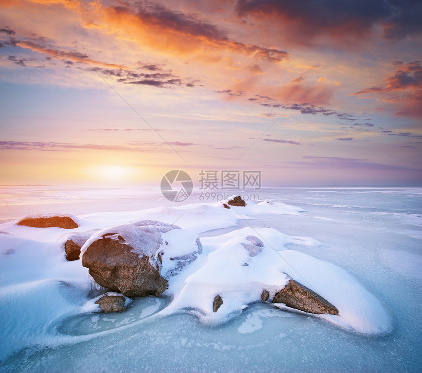 冰上的石头冬季风景图片