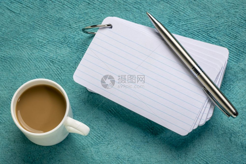 空白索引卡加上咖啡杯和纸质上的笔图片