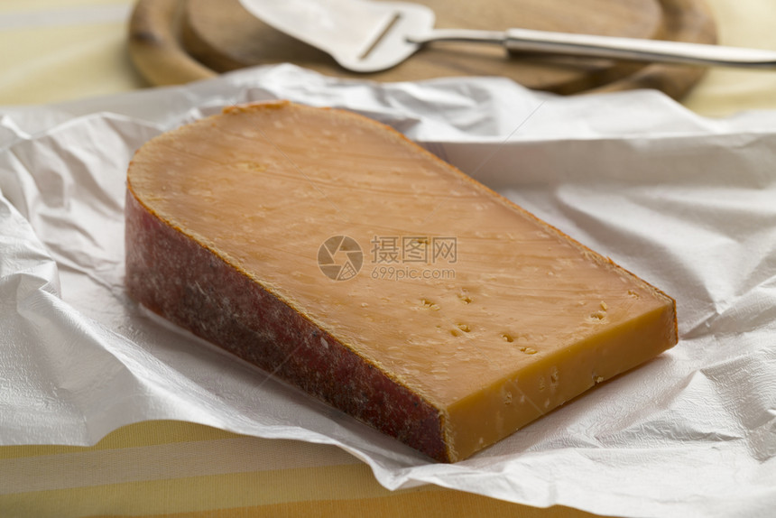 一块无包装的荷兰成熟古达奶酪关闭图片