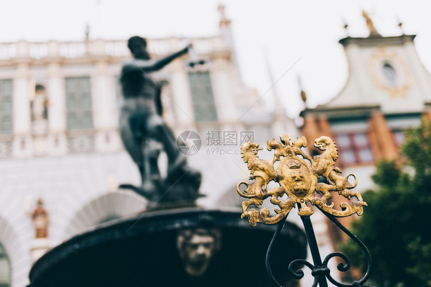 格但斯克的金色城徽和模糊的海王星雕像波兰古老的纪念碑格但斯克的城徽和模糊海王星雕像图片