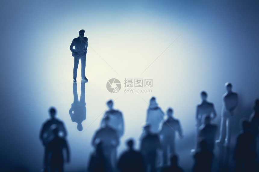 单身男子站在一群人面前领导者影响向导脚手图片