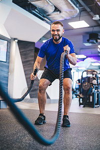 运动生活方式和体力在健身房用绳子锻炼图片