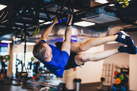 男人在健身房的钻机上锻炼身体表现运动生活方式图片
