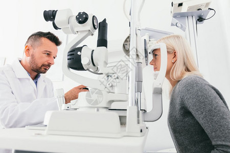 光学检查妇女带特殊设备的视力医疗光学检查妇女带特殊设备的视力图片