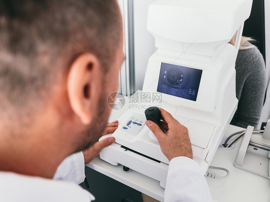 光学医生检查他的病人和观察一台机器医学视觉检查光学医生检查他的病人和观察一台机器图片