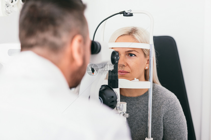 在光学和办公室接受视力检查的妇女在光学和眼科检查和治疗的妇女办公室接受视力检查的妇女图片