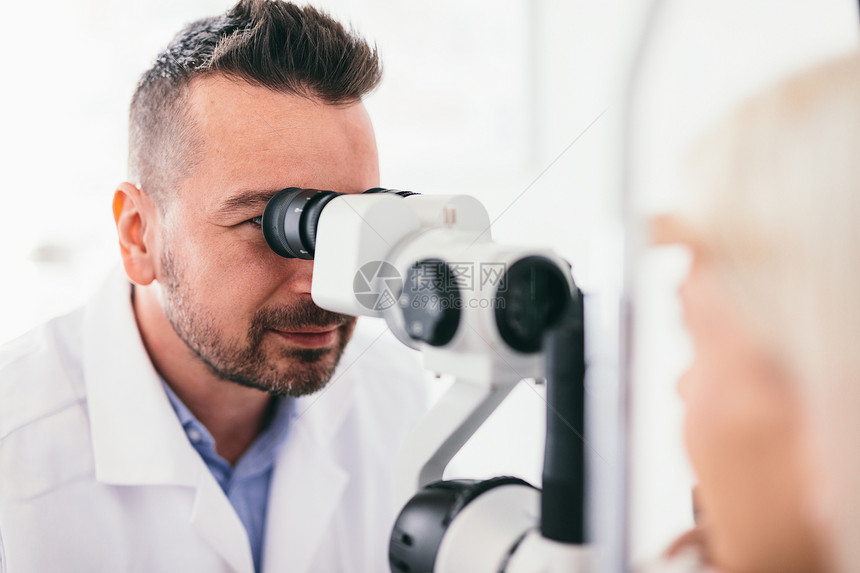 光学医生检查他的病人和眼睛医学检查前颈光机器医生检查他的病人和眼睛图片