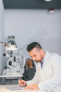 医生为病人提供治疗光学和办公室医疗咨询图片