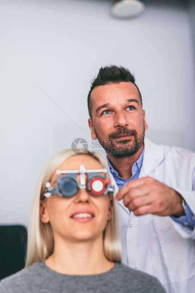 光学检查病人带试验框架的视力Doctor预约和医学测试光检查病人带试验框架的视力图片