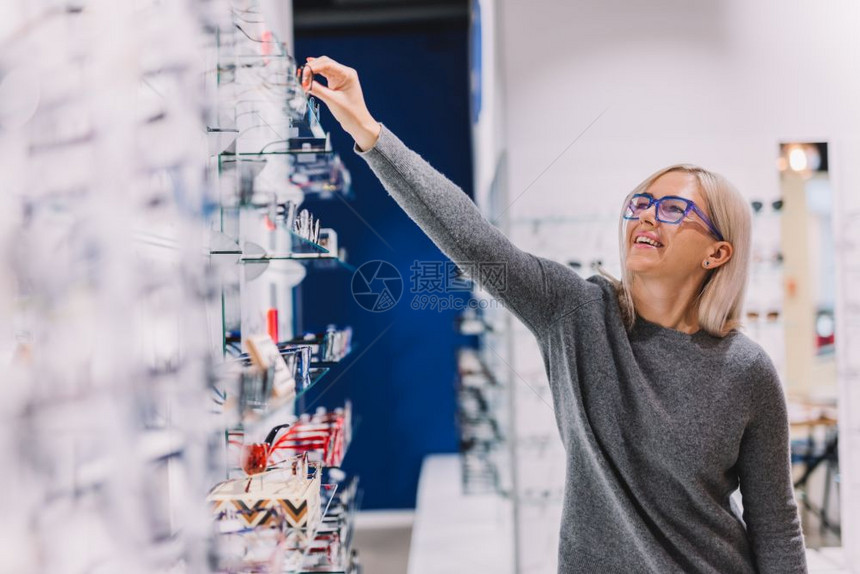 女在光学商店选眼镜矫正罩视力缺陷图片