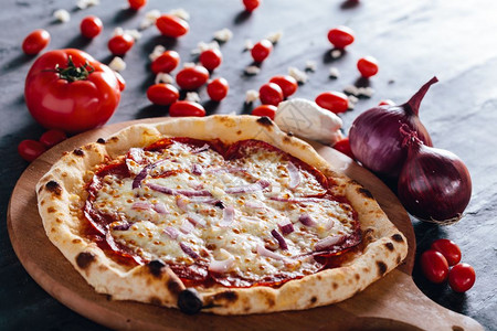 木板上带沙拉米莫扎雷和红洋葱的披萨莫扎雷拉和红洋葱的番茄背景中马扎雷拉和红洋葱流行传统食物莫扎雷拉和红洋葱的披萨背景图片