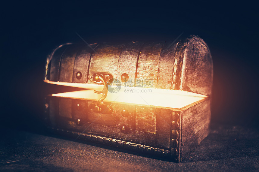 光亮的木箱古老神秘胸膛珍贵的古董盒图片