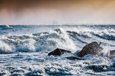 海洋风暴浪撞击岩石危险天气自然现象波兰格丁尼亚的罗海图片