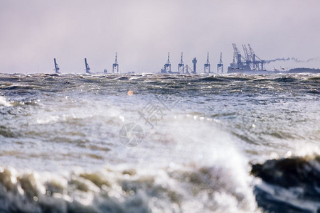 底的暴风海和工业景观Gdynia波兰罗的海图片