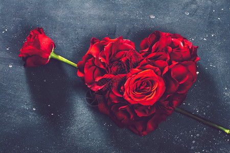 心形玫瑰和花在石头背景上情人节和爱和浪漫的象征心形玫瑰和花图片