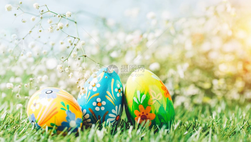 绿色草地上的复活节鸡蛋日传统的装饰符号图片