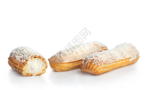 白背景的椰子和美味的法国甜点图片