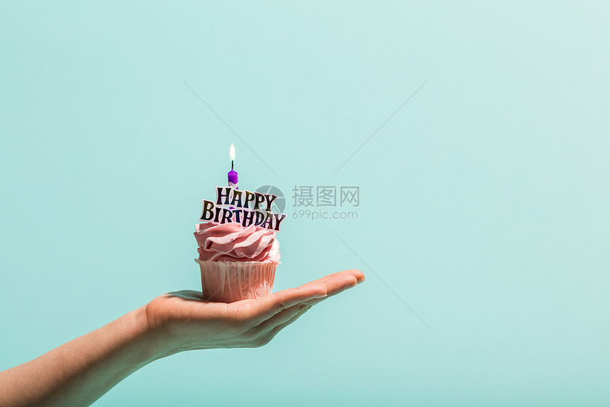 带蜡烛的生日松饼用女人和手甜点生日庆典松饼用女人和手图片