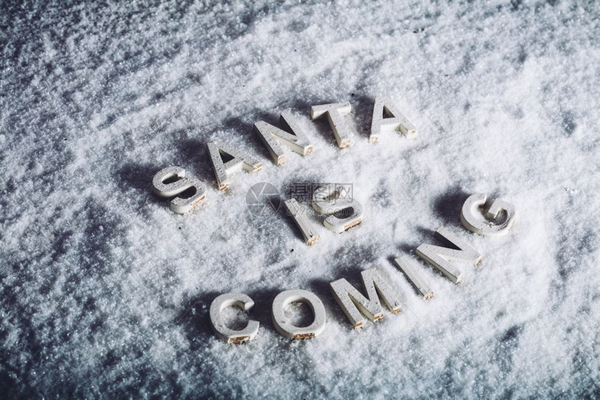 SANTA正在用白雪背景写作圣诞老人传统图片