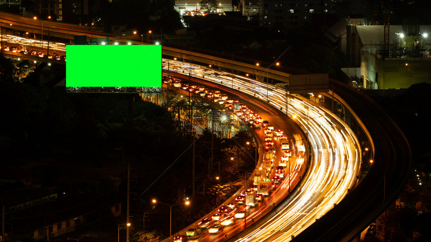 绿色屏幕广告牌与交通堵塞在泰国曼谷市的公路上图片