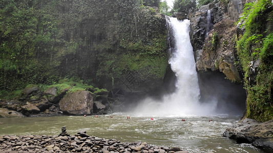 印度尼西亚巴厘乌布德附近Tegenungan瀑布的景象背景图片