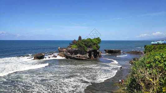 印度尼西亚巴厘岛蓝天的TanahLot水塔纳神庙高清图片