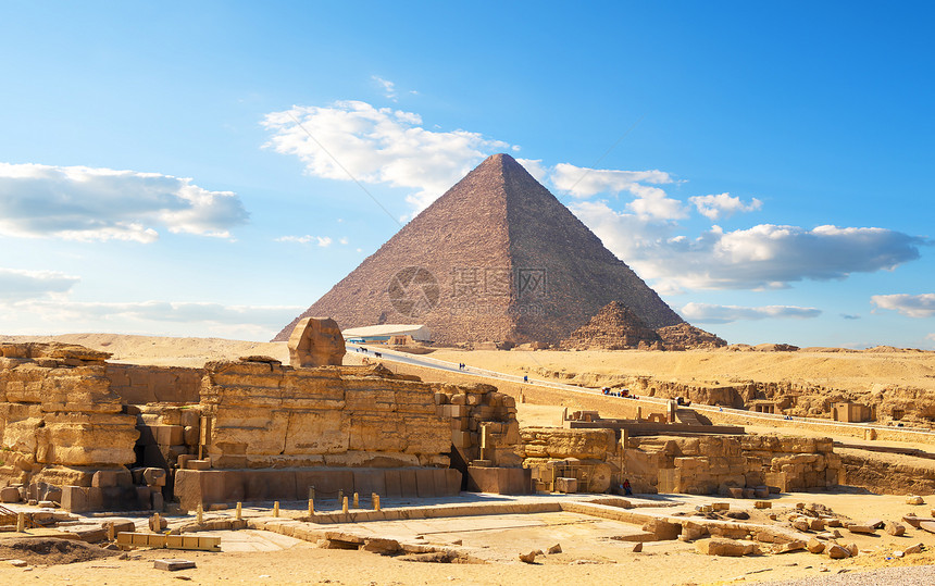 沙漠和清空天中的埃及金字塔图片