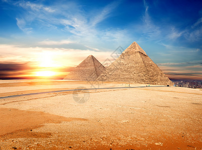 日落时吉萨沙漠的埃及金字塔图片