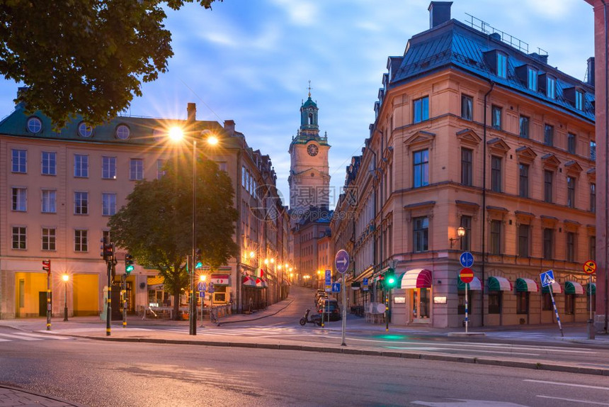 瑞典首都斯德哥尔摩老城GamlaStan的圣尼古拉教堂斯德哥尔摩教堂或夜间斯托克尔肯教堂瑞典首都斯德哥尔摩的GamlaStan教图片