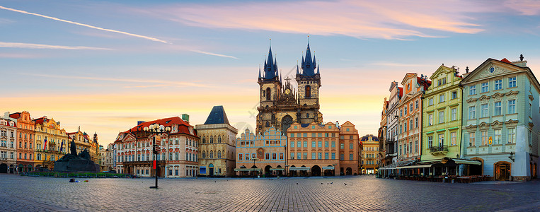 查梅茨日出时在布拉格旧城广场的景象背景