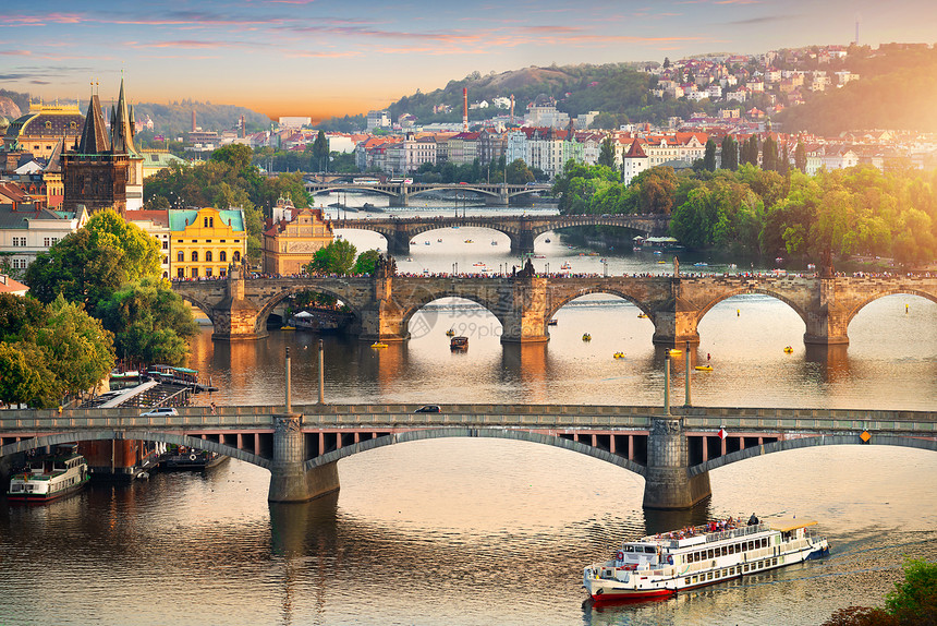 日落时布拉格各座桥梁的空中观察图片