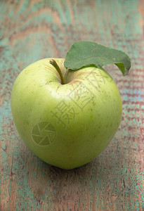 绿苹果放在木制桌上图片