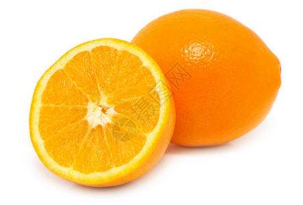 一个橙子和半多汁的橙子图片