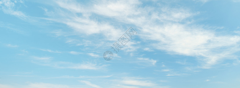 浅蓝天空背景的光云图片