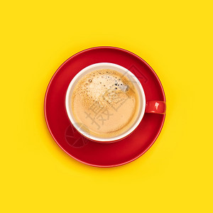 黄色背景的红咖啡杯平地的黄色背景的红咖啡杯图片
