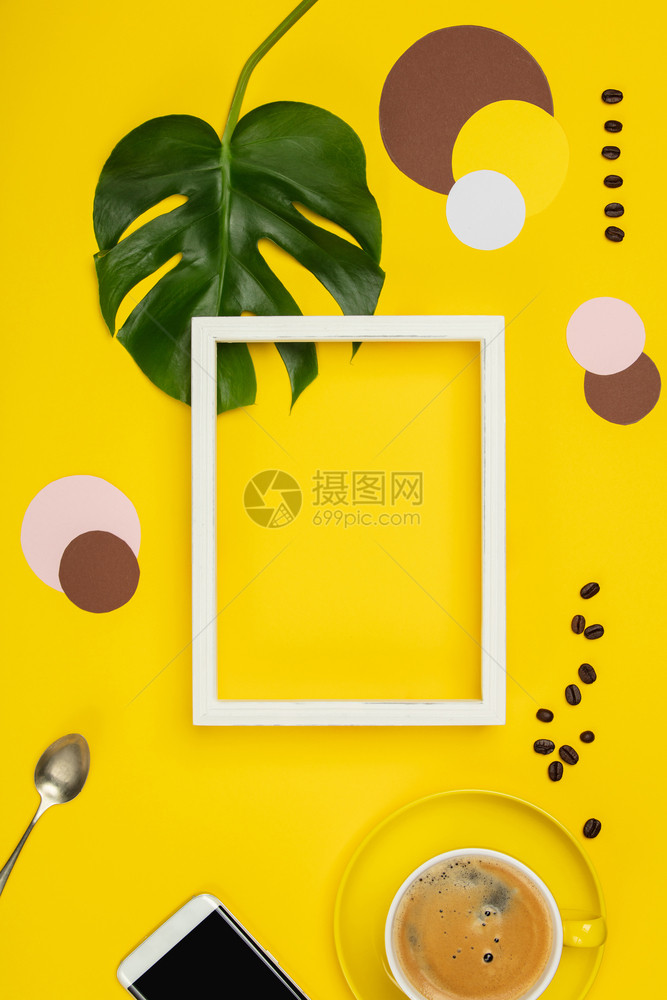 有创意的平板咖啡纸圈移动电话热带植物和黄色背景文字白框有咖啡和热带植物图片
