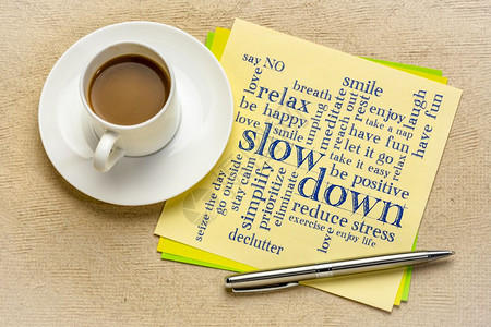 减慢和放松减慢压力提示以平纸上一个字云和杯咖啡的形式减少压力提示图片