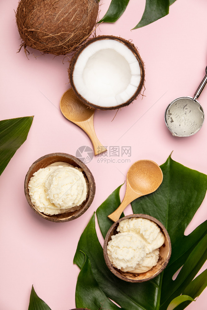 创意公寓与椰子冰淇淋和热带植物以粉红色背景为创意公寓与椰子冰淇淋和热带植物为背景图片