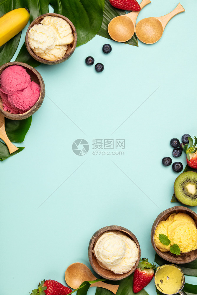 热带水果和植物以蓝底平原的椰子壳中各种冰淇淋形式以椰子壳中各种冰淇淋形式植热带水果和物图片