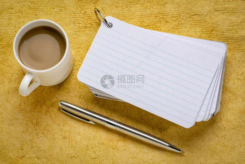 空白的索引卡加一杯咖啡和笔与黄色纸相对图片