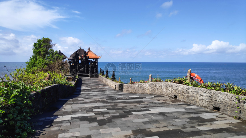 PuraBatuBolong在印度尼西亚巴厘岛海岸悬崖边缘图片