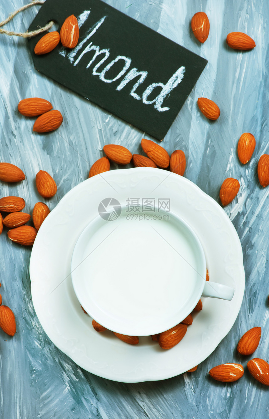 杯中和桌上的杏仁奶图片