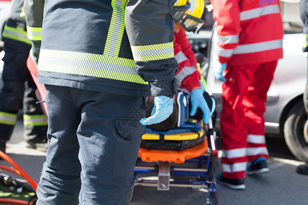 车祸后救援行动中的辅助医务人员和消防人员图片