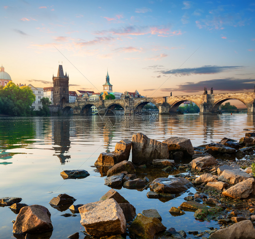布拉格Charles桥附近的Vltava河岸上的石头图片