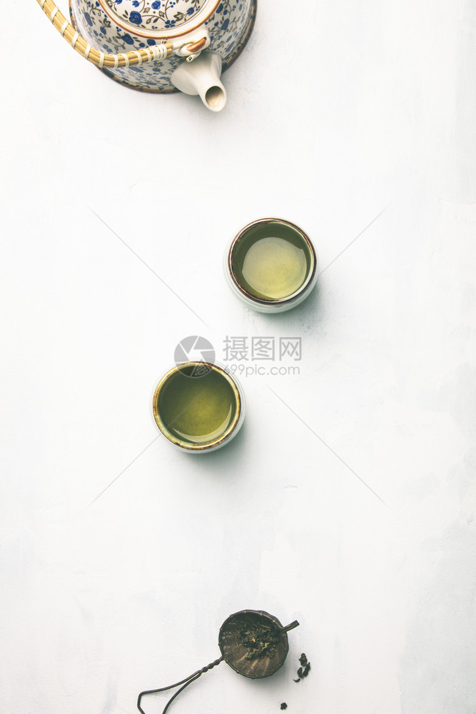 茶叶成分灰水泥底的绿茶平铺灰底面的茶成分平图片
